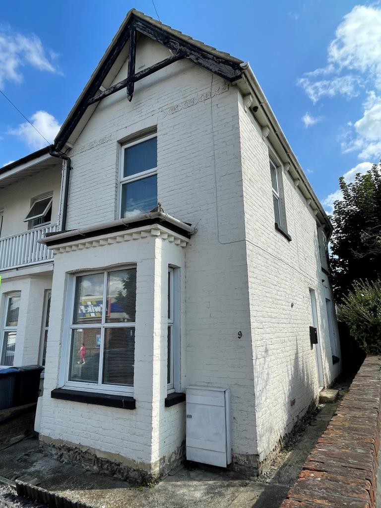 Lot: 60 - THREE-BEDROOM HOUSE IN TOWN CENTRE -